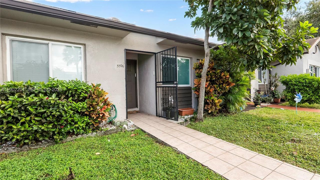 For Rent: $2,750 (3 beds, 2 baths, 1064 Square Feet)