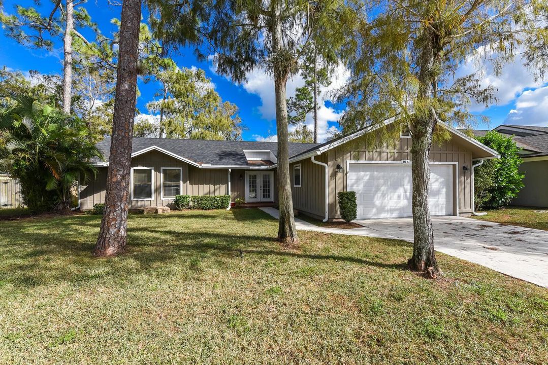 916 Daffodil Dr Wellington FL-large-002-