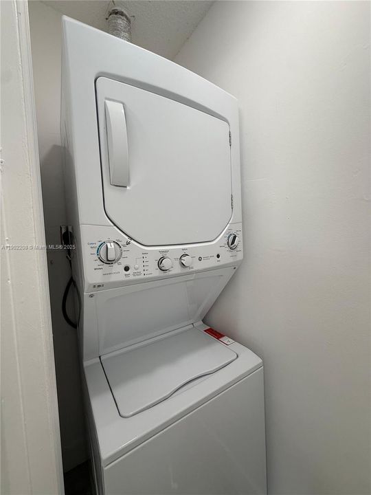 For Rent: $2,195 (3 beds, 1 baths, 847 Square Feet)