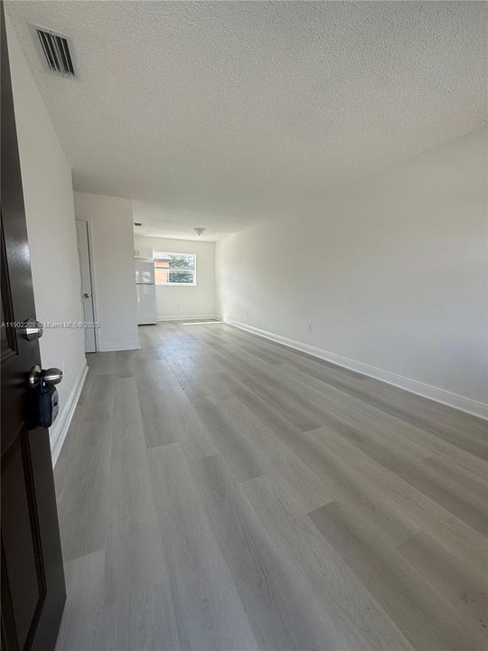 For Rent: $2,195 (3 beds, 1 baths, 847 Square Feet)