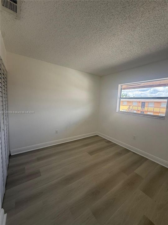 For Rent: $2,195 (3 beds, 1 baths, 847 Square Feet)