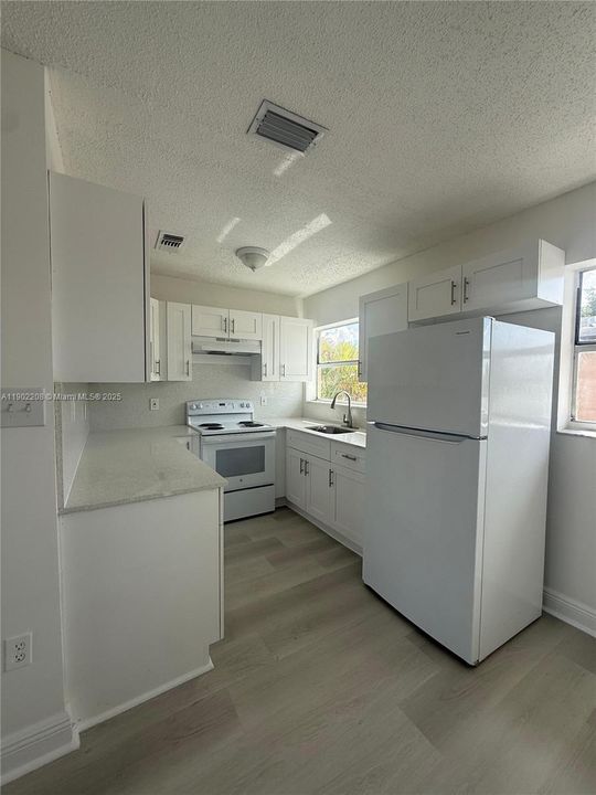 For Rent: $2,195 (3 beds, 1 baths, 847 Square Feet)