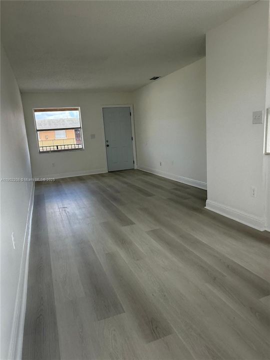 For Rent: $2,195 (3 beds, 1 baths, 847 Square Feet)