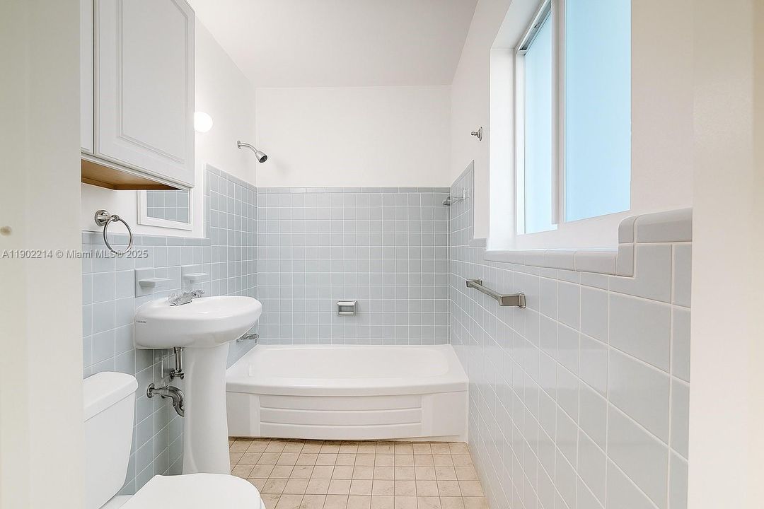 Recently Rented: $1,700 (1 beds, 1 baths, 600 Square Feet)