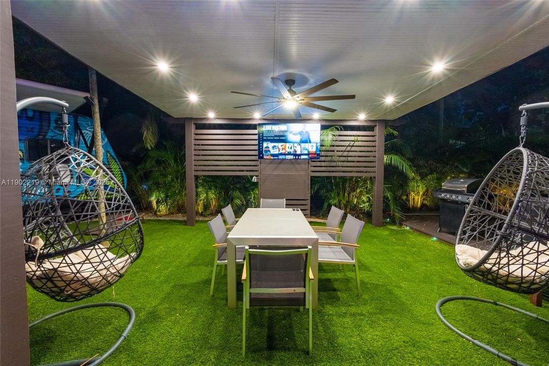 出租: $7,500 (4 贝兹, 2 浴室, 2470 平方英尺)