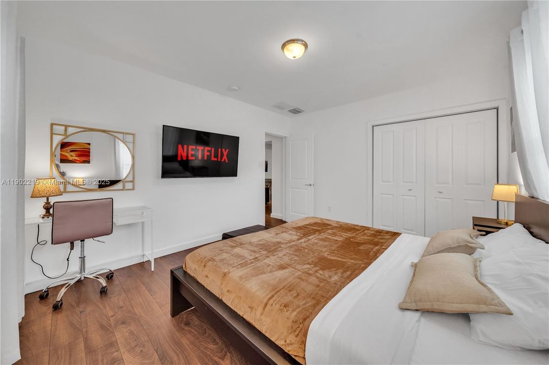 出租: $7,500 (4 贝兹, 2 浴室, 2470 平方英尺)