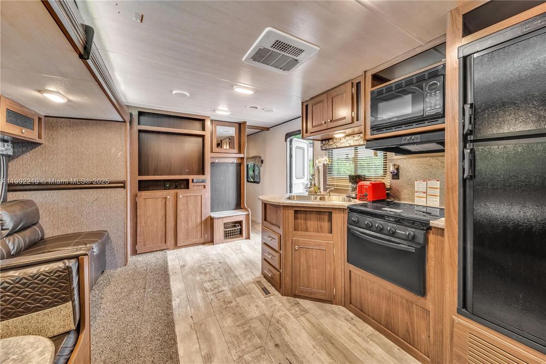 出租: $7,500 (4 贝兹, 2 浴室, 2470 平方英尺)