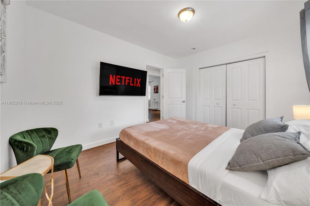 出租: $7,500 (4 贝兹, 2 浴室, 2470 平方英尺)