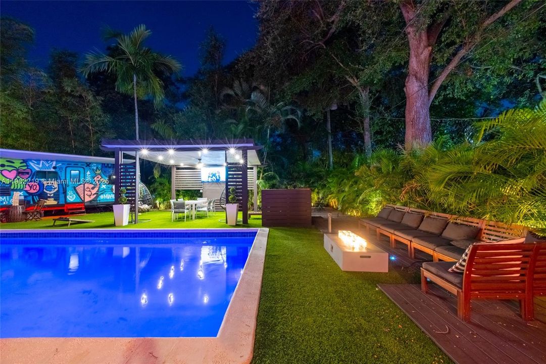 出租: $7,500 (4 贝兹, 2 浴室, 2470 平方英尺)