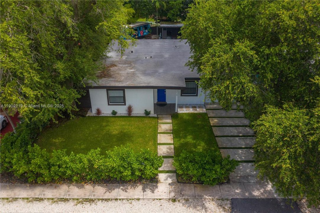 出租: $7,500 (4 贝兹, 2 浴室, 2470 平方英尺)