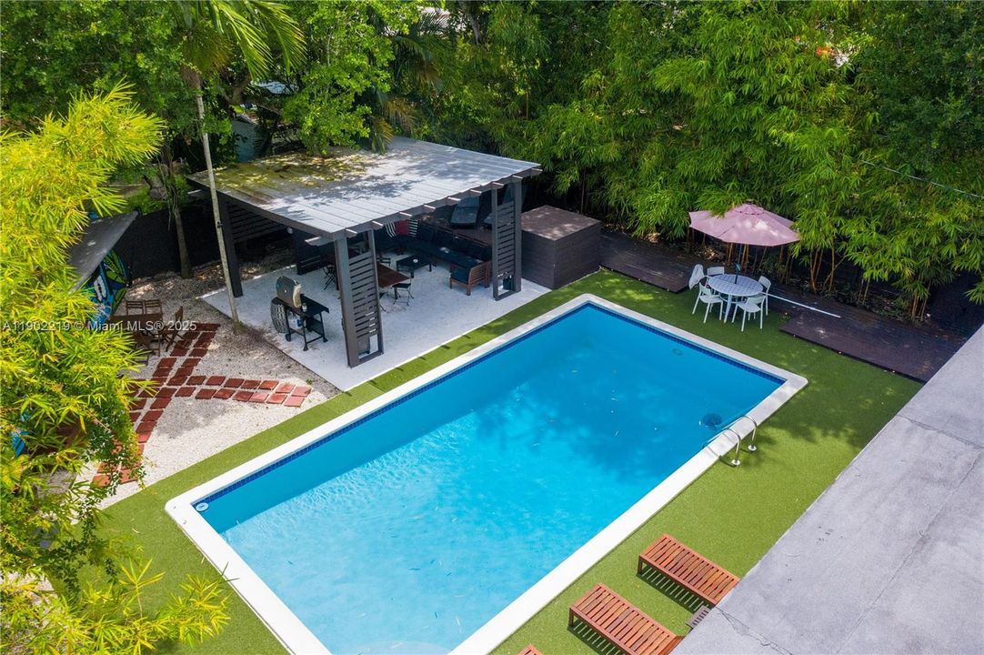 出租: $7,500 (4 贝兹, 2 浴室, 2470 平方英尺)