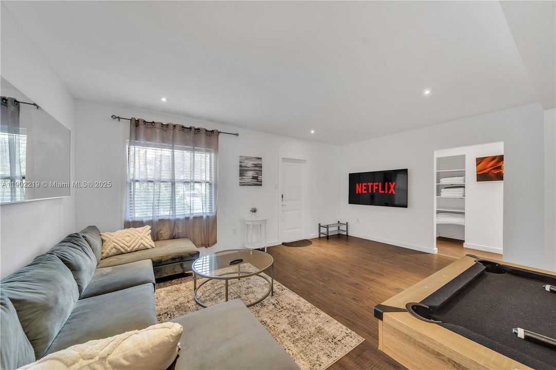 出租: $7,500 (4 贝兹, 2 浴室, 2470 平方英尺)