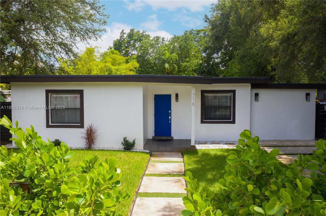 出租: $7,500 (4 贝兹, 2 浴室, 2470 平方英尺)