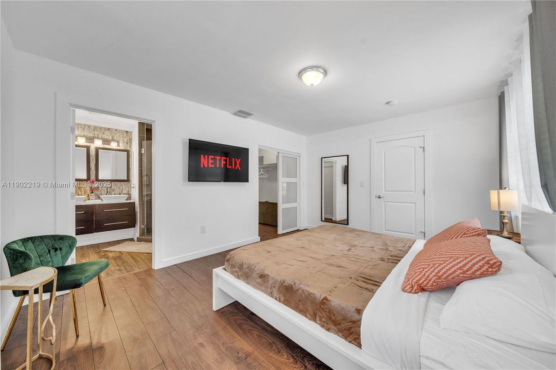 出租: $7,500 (4 贝兹, 2 浴室, 2470 平方英尺)