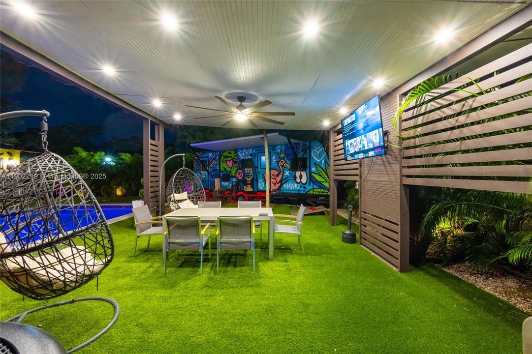 出租: $7,500 (4 贝兹, 2 浴室, 2470 平方英尺)