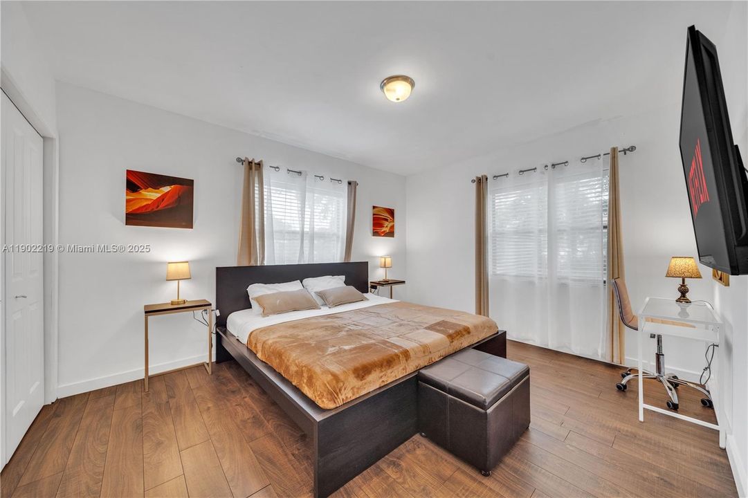 出租: $7,500 (4 贝兹, 2 浴室, 2470 平方英尺)