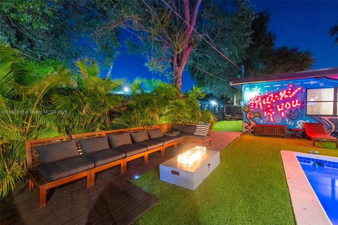 出租: $7,500 (4 贝兹, 2 浴室, 2470 平方英尺)