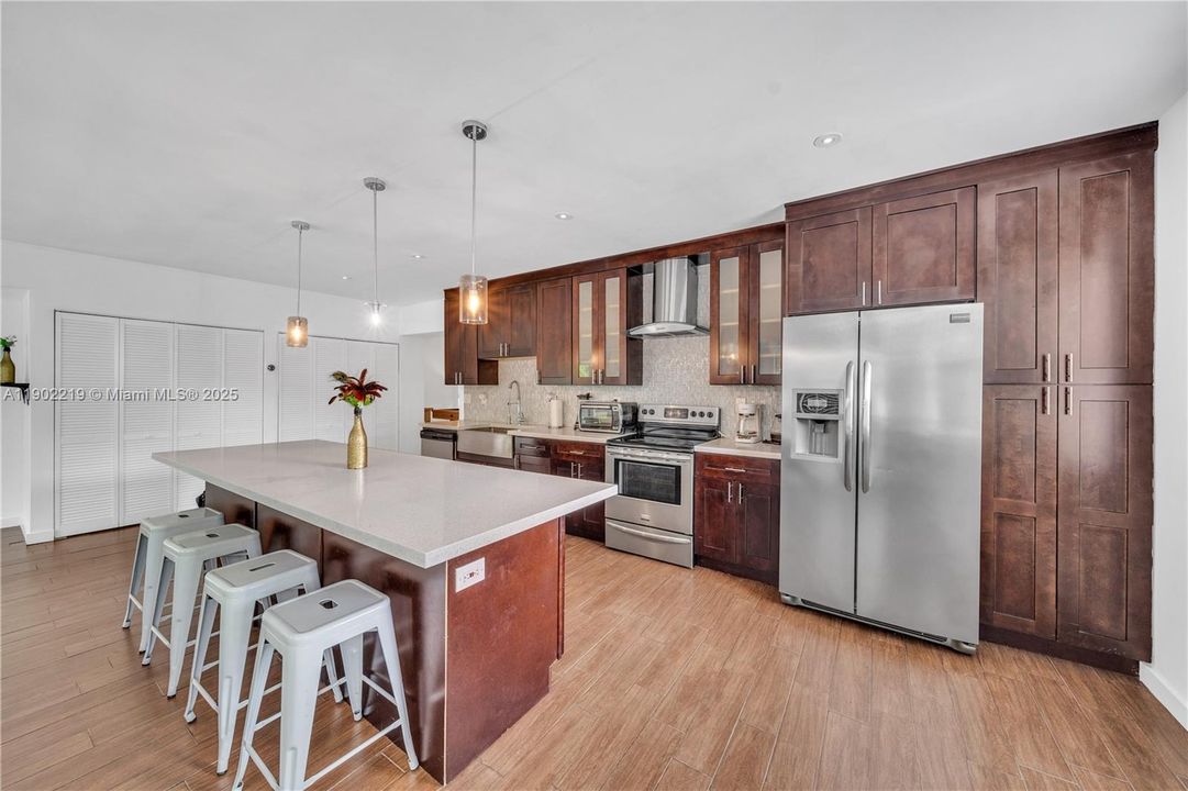 出租: $7,500 (4 贝兹, 2 浴室, 2470 平方英尺)