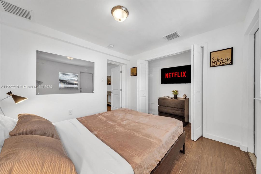 出租: $7,500 (4 贝兹, 2 浴室, 2470 平方英尺)