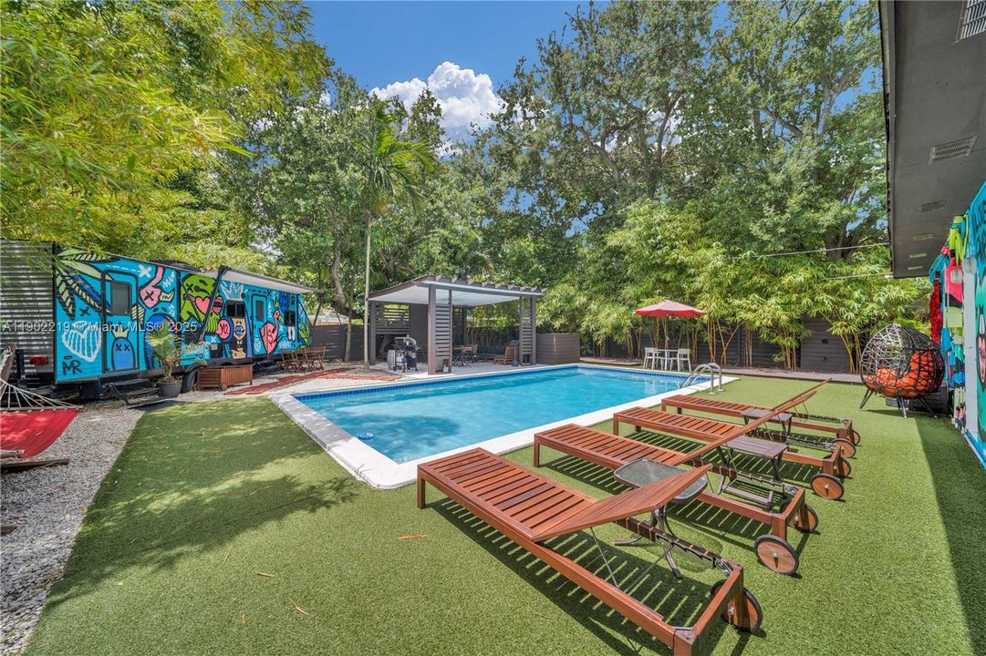 出租: $7,500 (4 贝兹, 2 浴室, 2470 平方英尺)