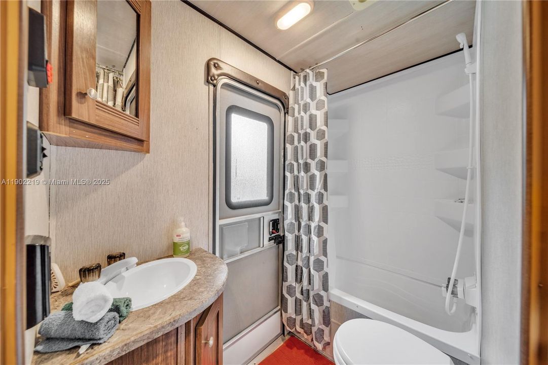 出租: $7,500 (4 贝兹, 2 浴室, 2470 平方英尺)