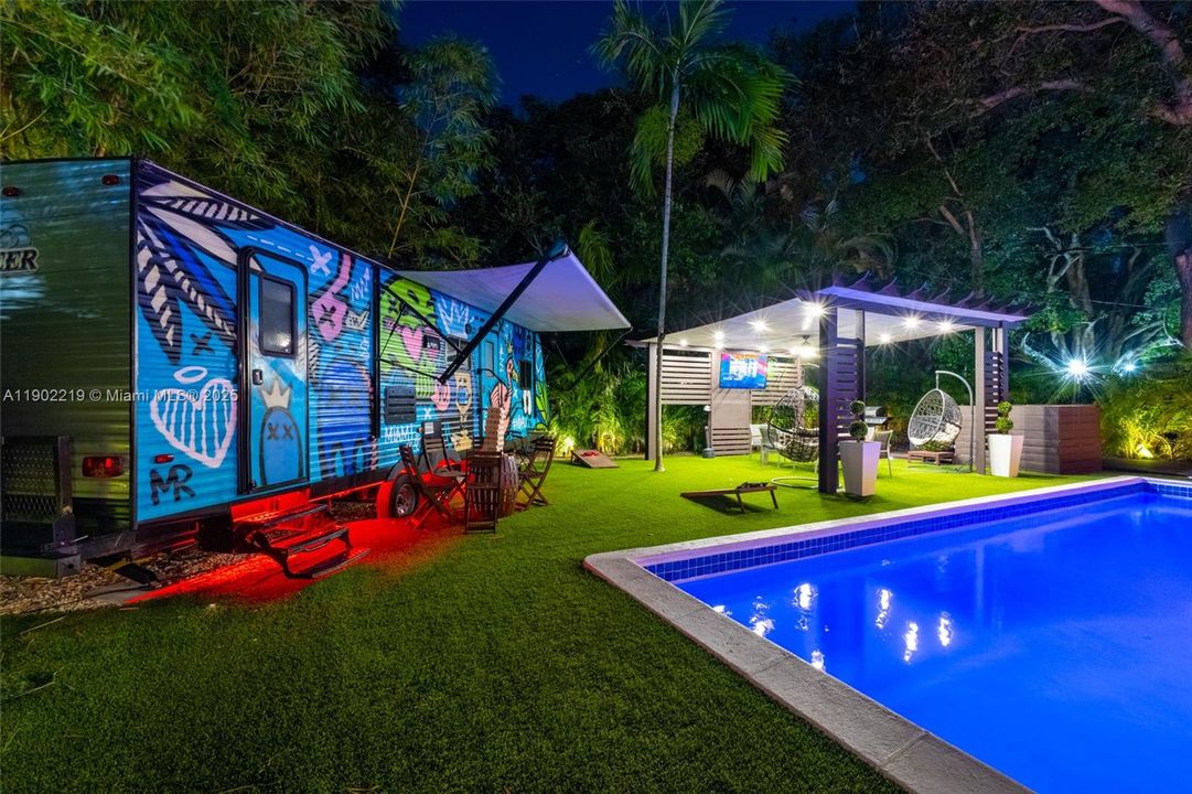 出租: $7,500 (4 贝兹, 2 浴室, 2470 平方英尺)