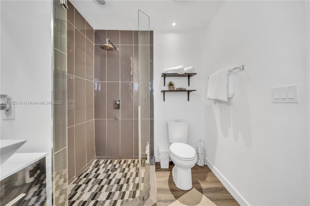 出租: $7,500 (4 贝兹, 2 浴室, 2470 平方英尺)