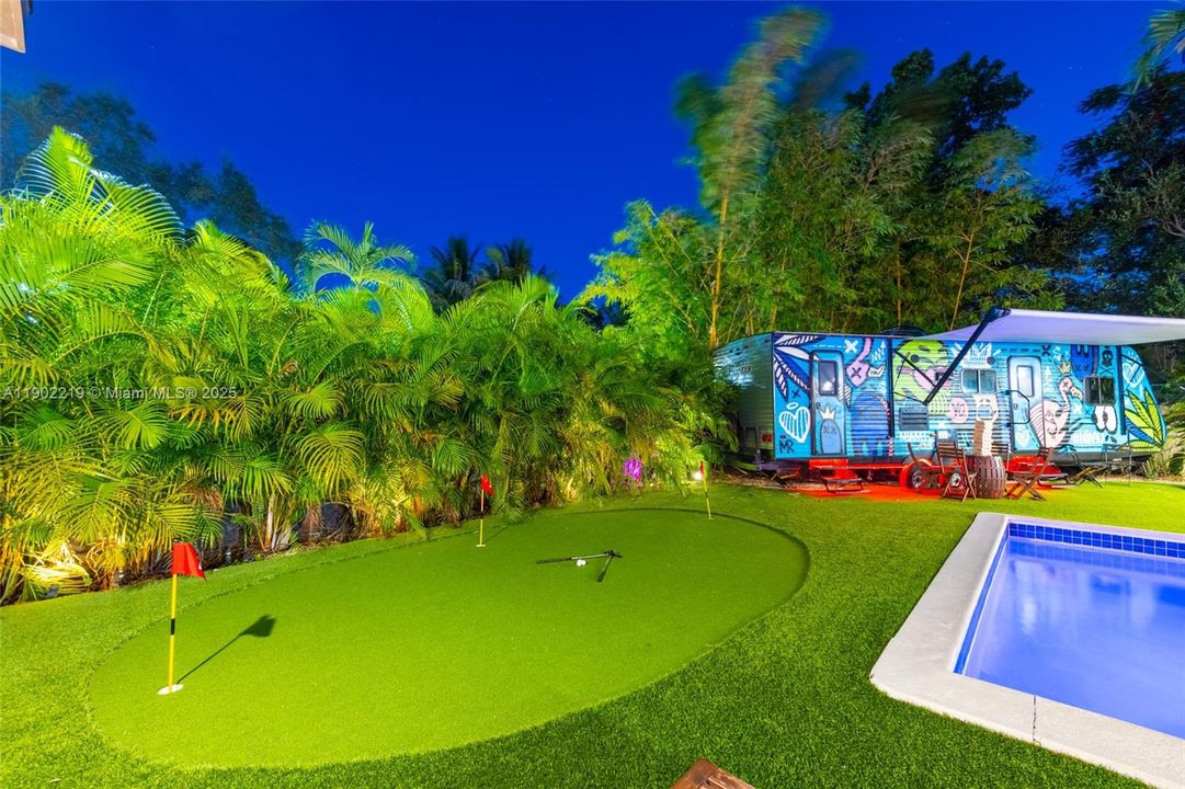 出租: $7,500 (4 贝兹, 2 浴室, 2470 平方英尺)