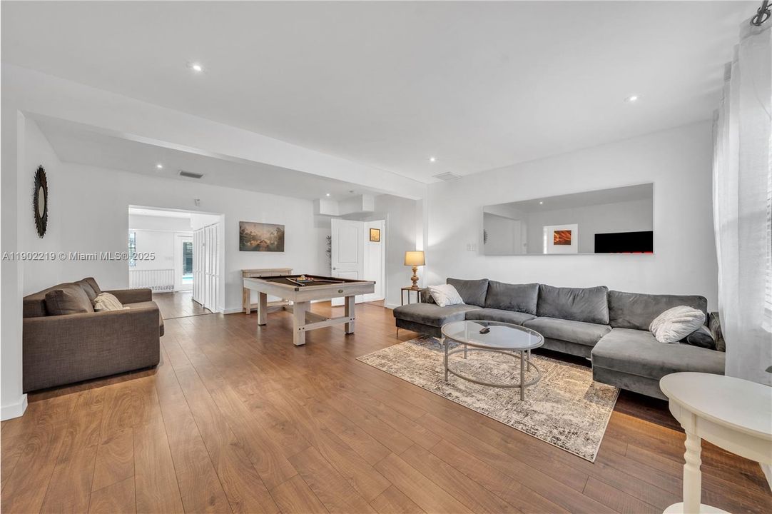 出租: $7,500 (4 贝兹, 2 浴室, 2470 平方英尺)