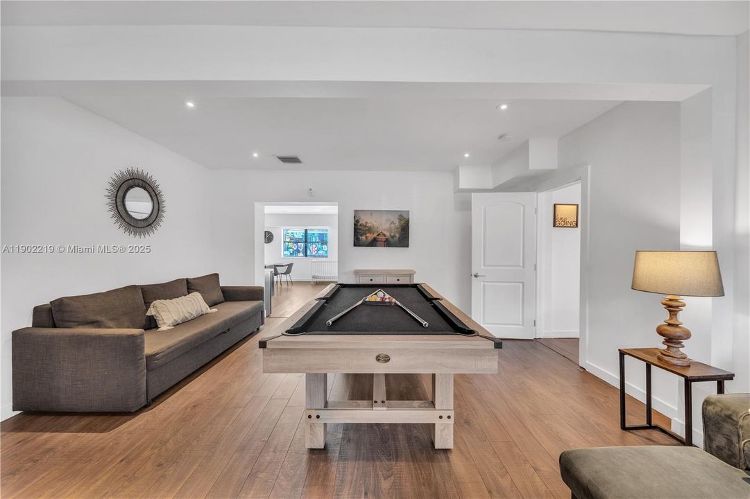 出租: $7,500 (4 贝兹, 2 浴室, 2470 平方英尺)