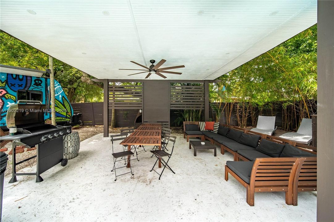 出租: $7,500 (4 贝兹, 2 浴室, 2470 平方英尺)