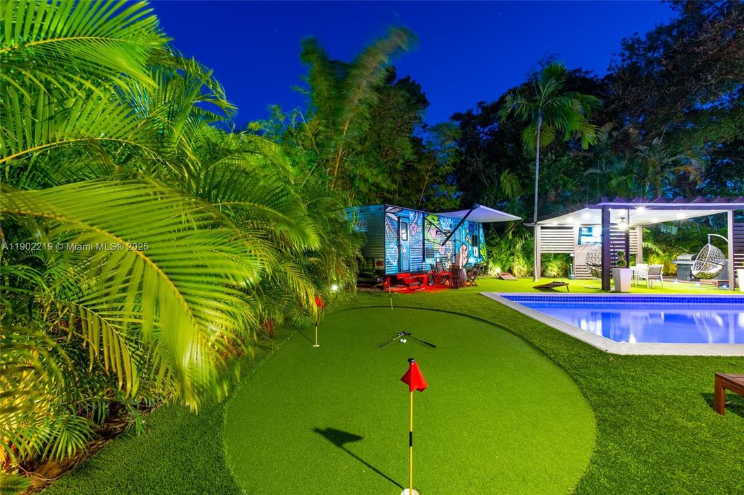 出租: $7,500 (4 贝兹, 2 浴室, 2470 平方英尺)