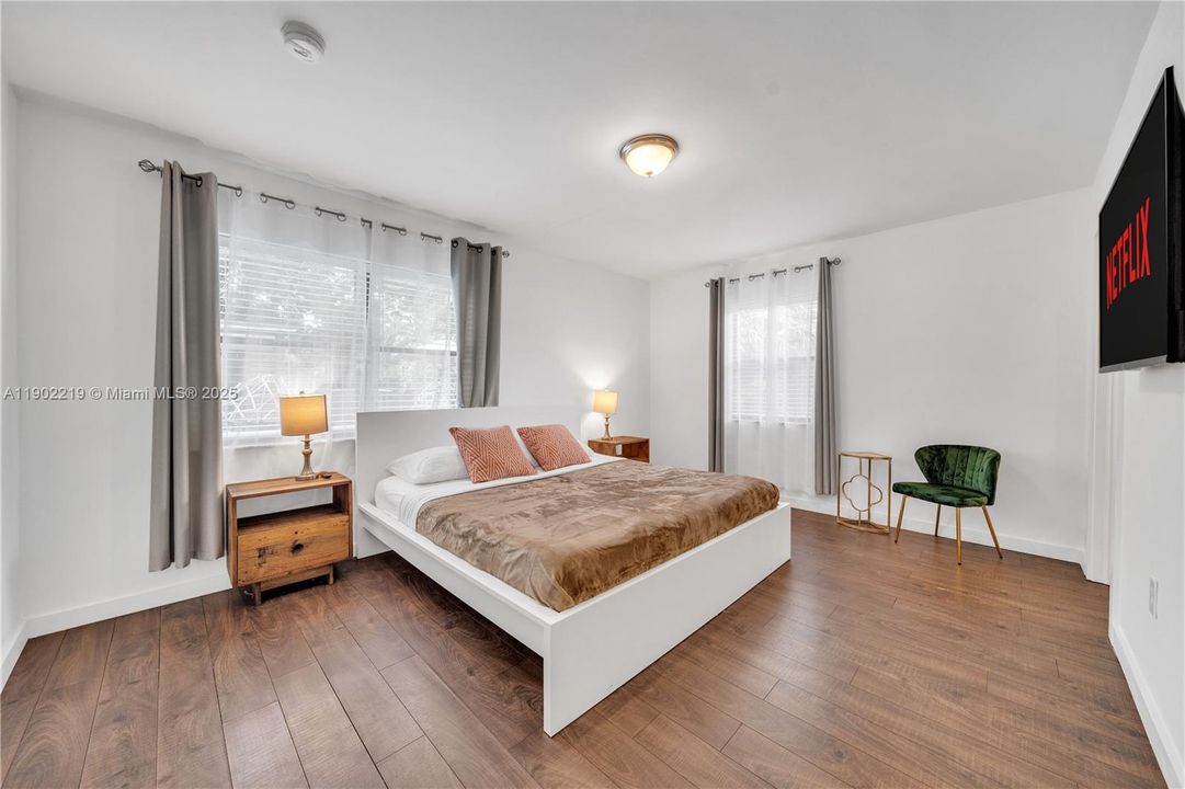 出租: $7,500 (4 贝兹, 2 浴室, 2470 平方英尺)