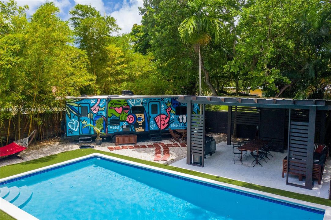 出租: $7,500 (4 贝兹, 2 浴室, 2470 平方英尺)