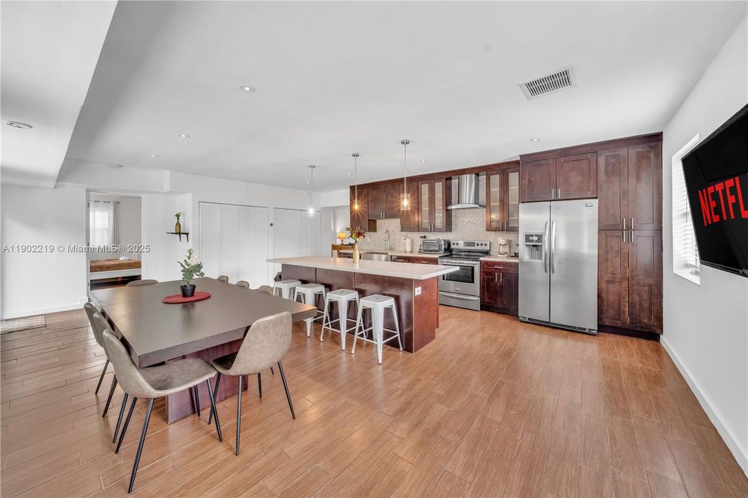 出租: $7,500 (4 贝兹, 2 浴室, 2470 平方英尺)