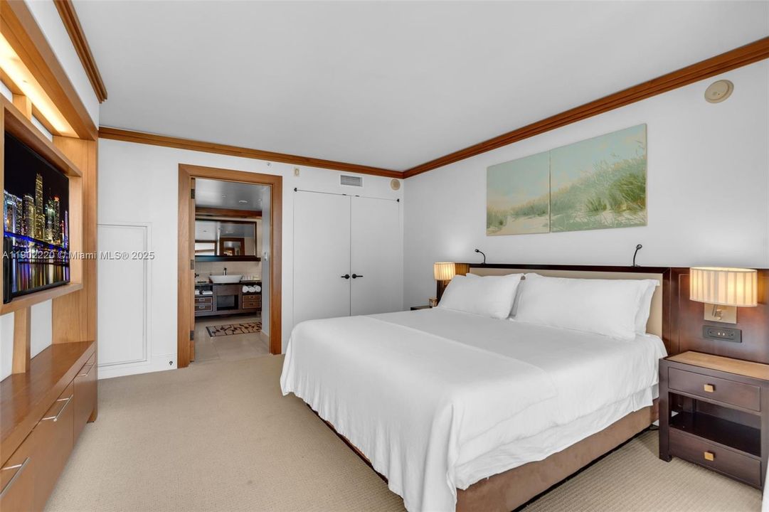 合同活跃: $399,000 (1 贝兹, 1 浴室, 662 平方英尺)