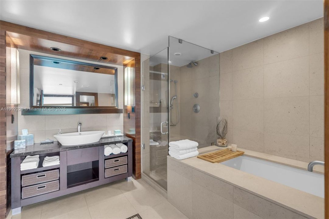 合同活跃: $399,000 (1 贝兹, 1 浴室, 662 平方英尺)