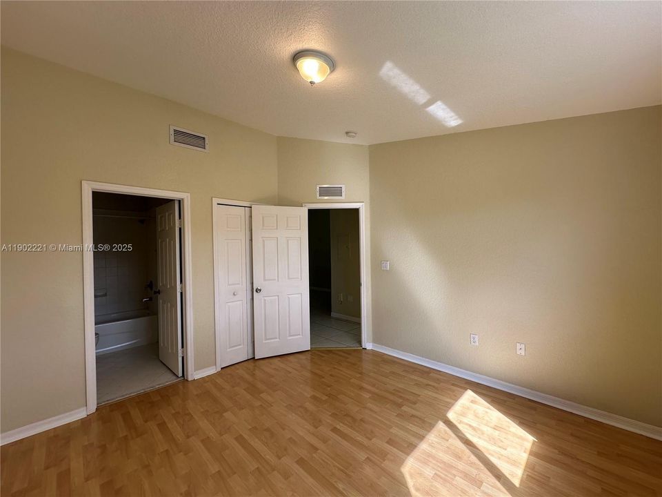 В аренду: $1,800 (2 спален, 2 ванн, 815 Квадратных фут)