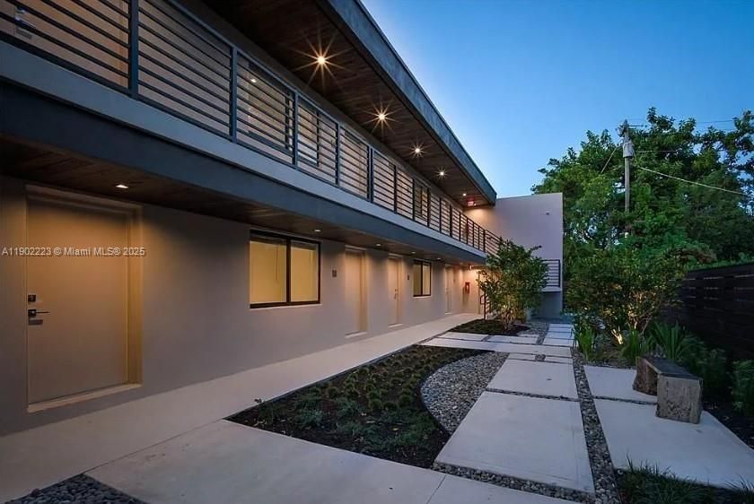 For Rent: $1,900 (1 beds, 1 baths, 700 Square Feet)