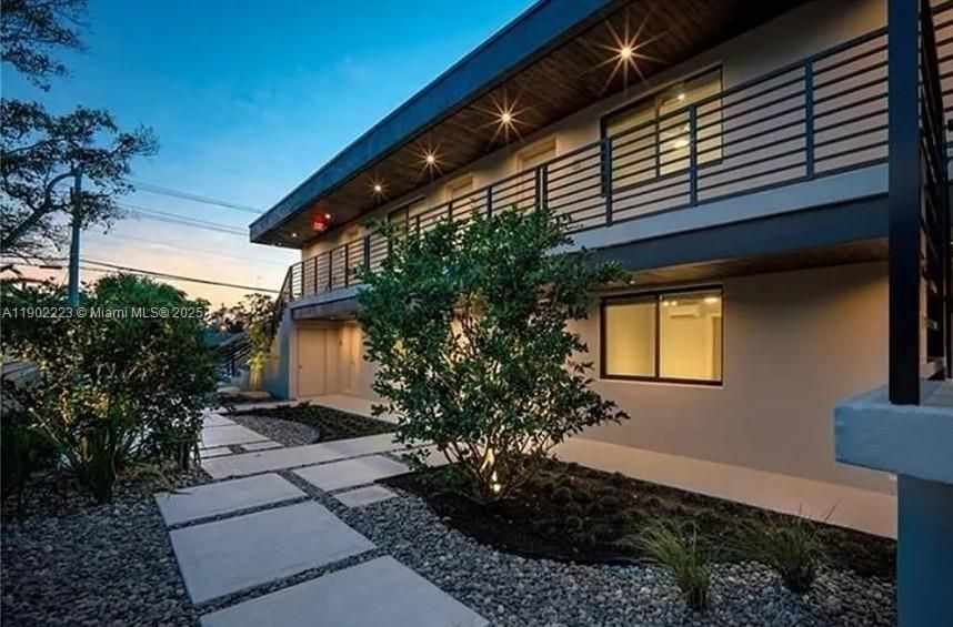 For Rent: $1,900 (1 beds, 1 baths, 700 Square Feet)