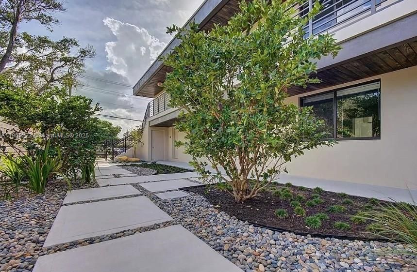 For Rent: $1,900 (1 beds, 1 baths, 700 Square Feet)