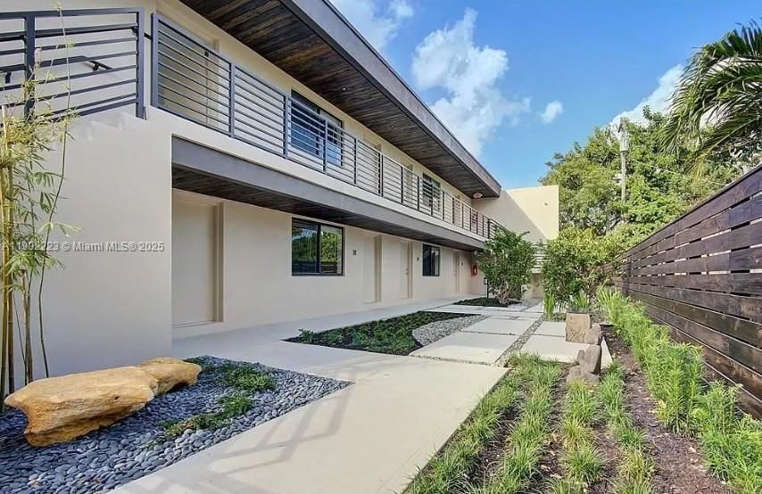 For Rent: $1,900 (1 beds, 1 baths, 700 Square Feet)