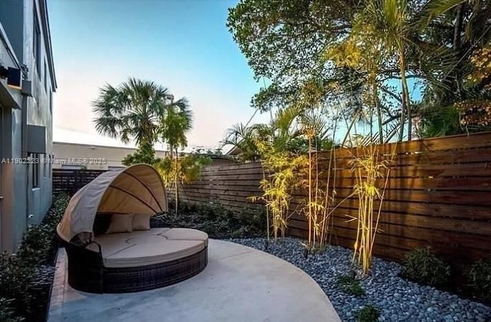 For Rent: $1,900 (1 beds, 1 baths, 700 Square Feet)