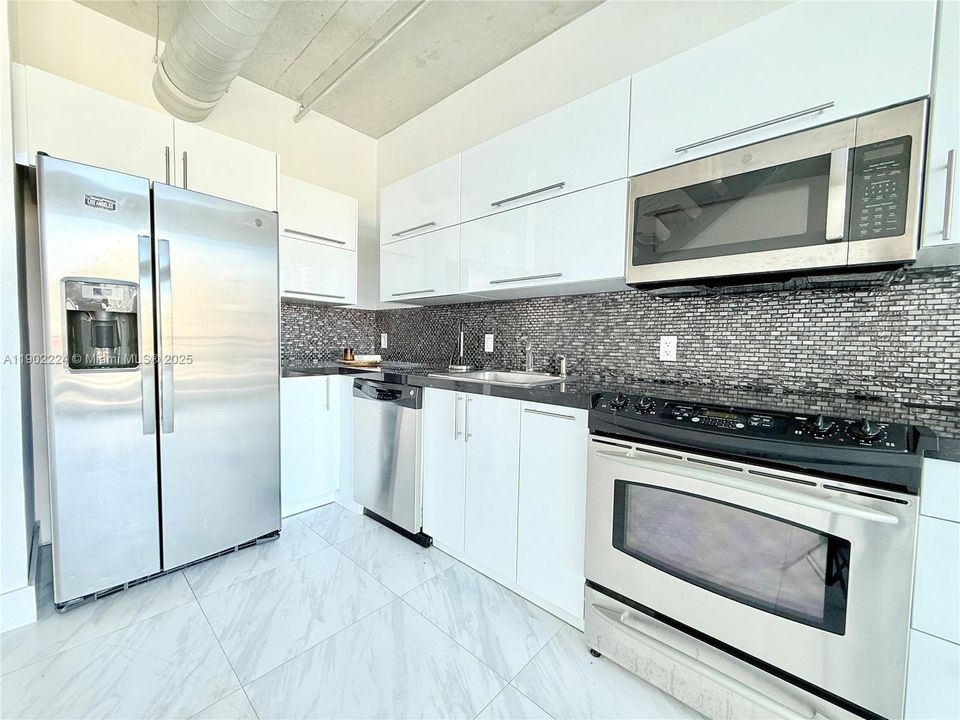 For Rent: $3,150 (1 beds, 1 baths, 795 Square Feet)