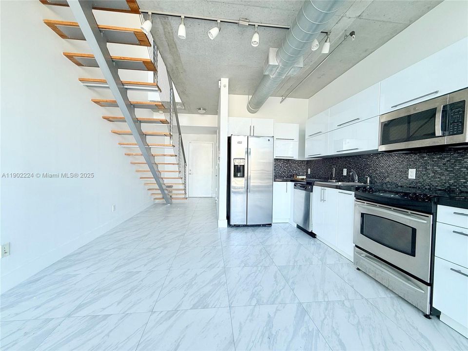 For Rent: $3,150 (1 beds, 1 baths, 795 Square Feet)