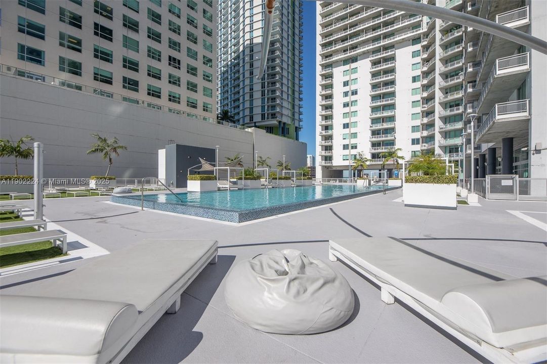 For Rent: $3,150 (1 beds, 1 baths, 795 Square Feet)