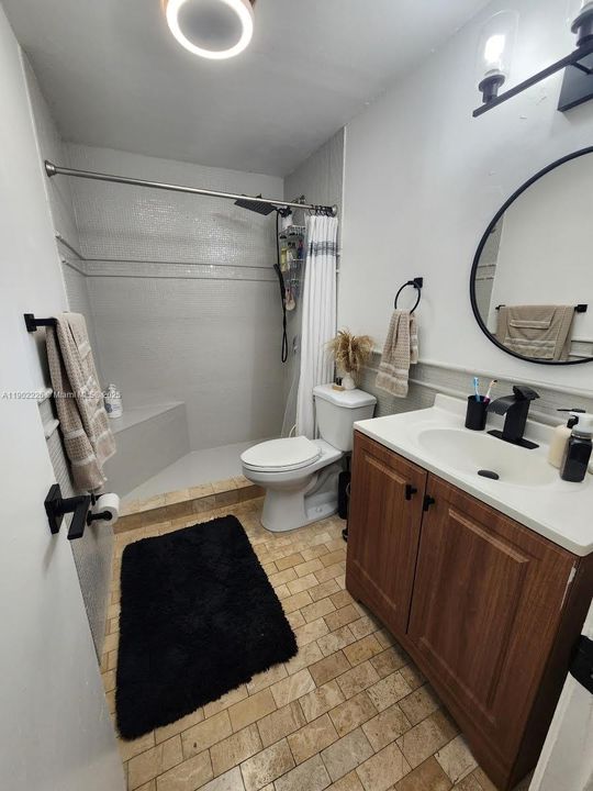 Active With Contract: $2,000 (2 beds, 1 baths, 639 Square Feet)