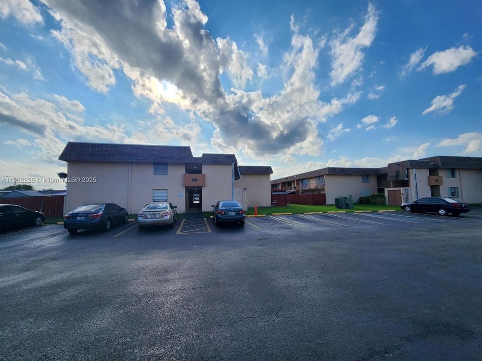 Active With Contract: $2,000 (2 beds, 1 baths, 639 Square Feet)