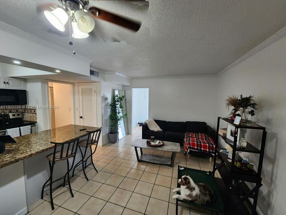 Active With Contract: $2,000 (2 beds, 1 baths, 639 Square Feet)