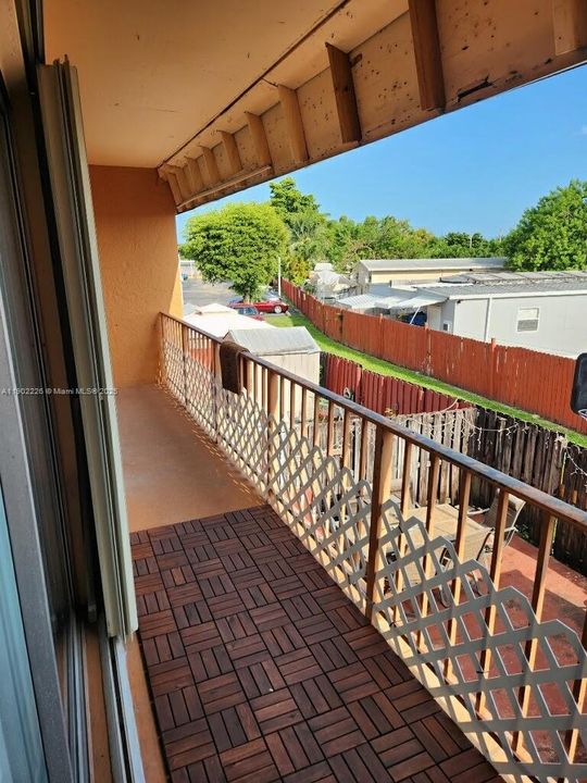 Active With Contract: $2,000 (2 beds, 1 baths, 639 Square Feet)